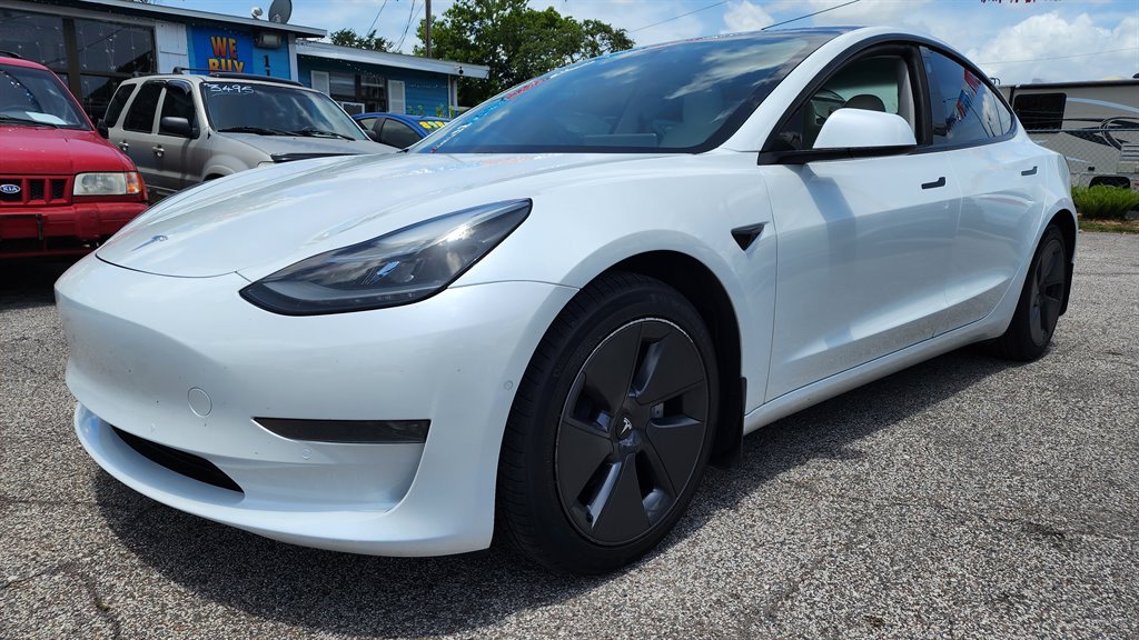 2021 Tesla Model 3 Standard Range Plus photo 2