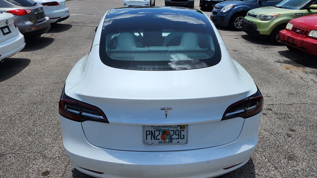 2021 Tesla Model 3 Standard Range Plus photo 5