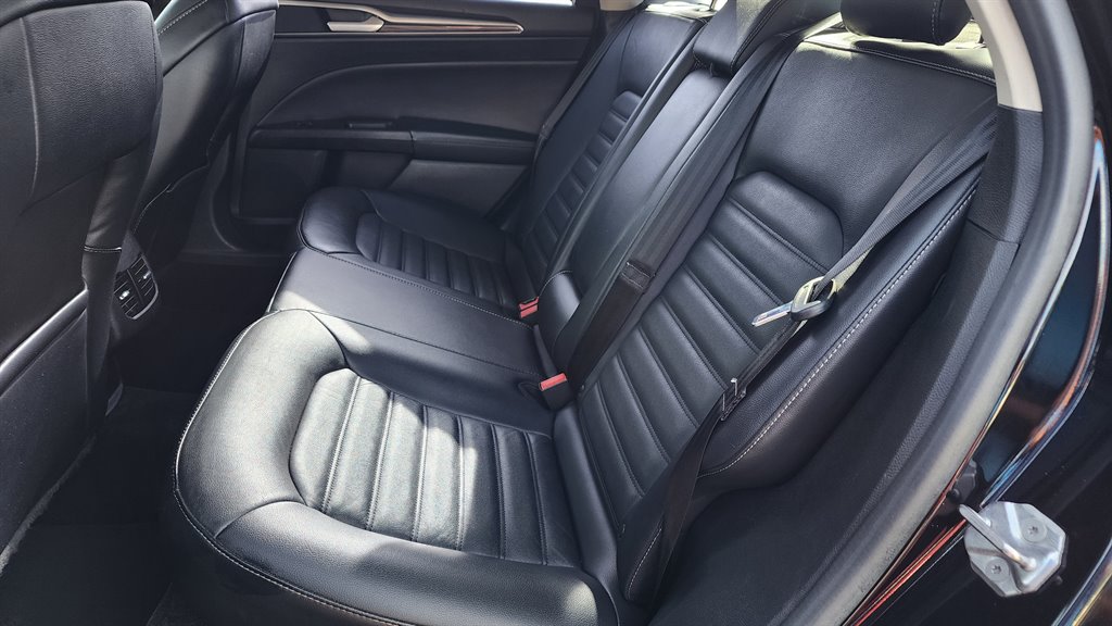 2017 Ford Fusion SE photo 9