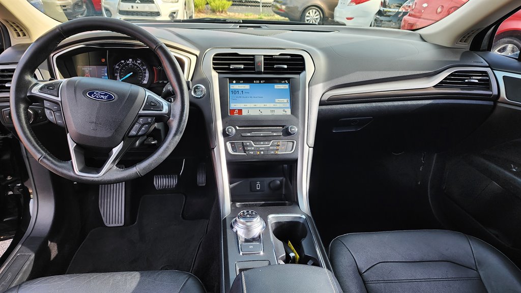 2017 Ford Fusion SE photo 8