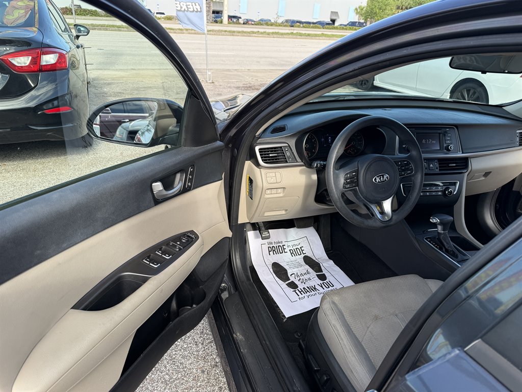2017 Kia Optima LX - Photo 9