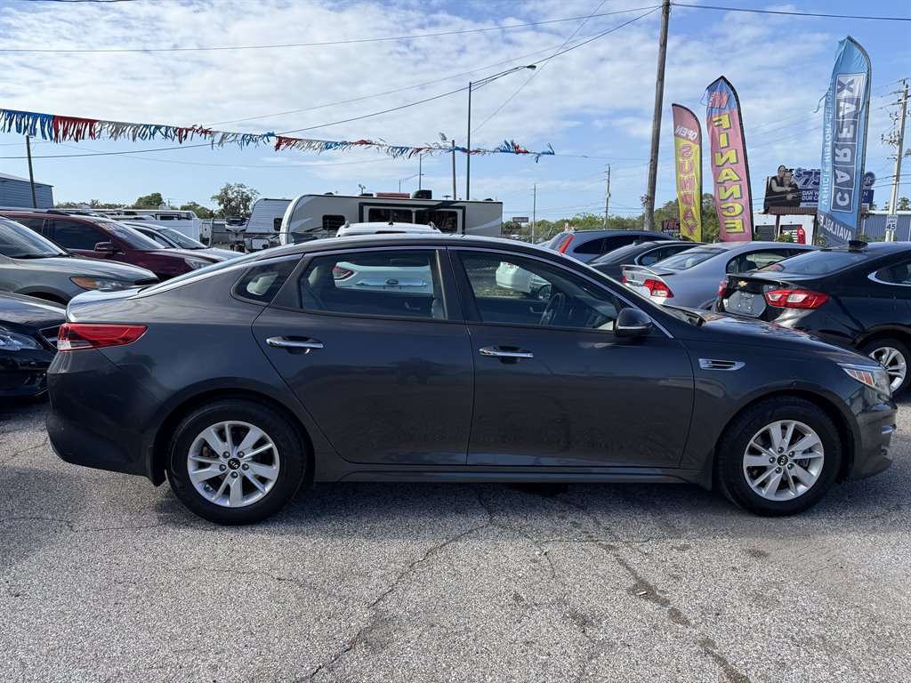 2017 Kia Optima LX - Photo 8
